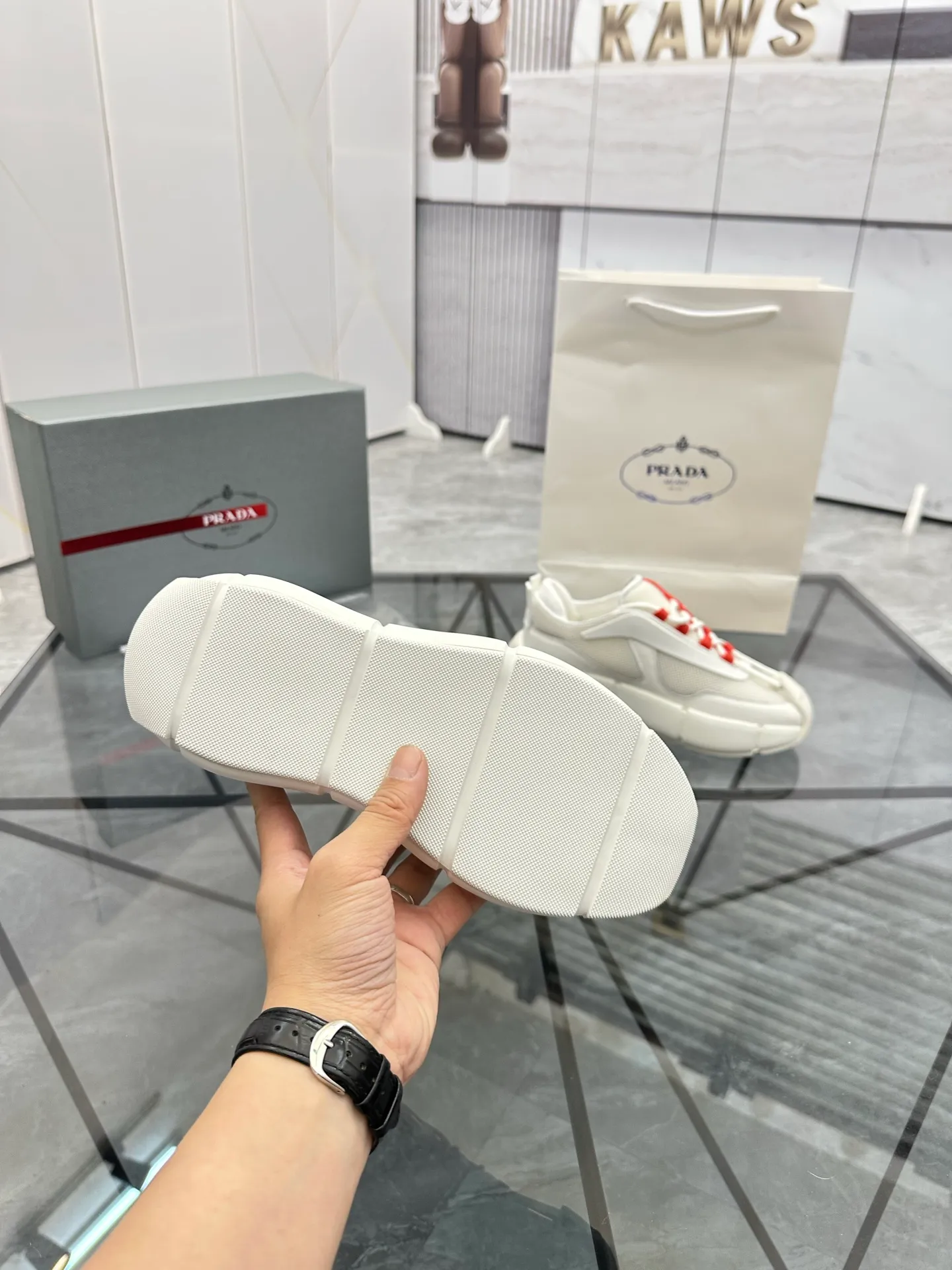 Men's shoes: 💰P500¥ High-end, complete package Product trademark: Prada *"Prada*" low-top casual shoes Regular size: 38-44 (can be customized to 45.46) Couple style Product materials: Upper imported cowhide stitched with original fabric, sheepskin lining, original outsole. Number: 846